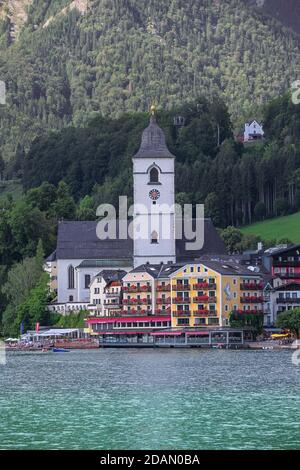 Editorial: ST. WOLFGANG, OBERÖSTERREICH, ÖSTERREICH, 16. August 2020 - Fernansicht von St. Wolfgang mit dem Weissen Rössl, von der Fähre nach Gschw Stockfoto