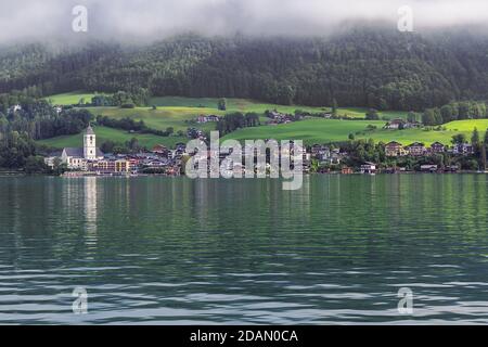 Editorial: ST. WOLFGANG, OBERÖSTERREICH, ÖSTERREICH, 16. August 2020 - Morgenwolken über St. Wolfgang, vom Steg in Gschwendt aus gesehen Stockfoto