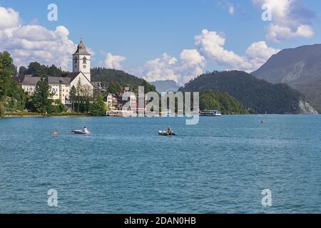 Editorial: ST. WOLFGANG, OBERÖSTERREICH, ÖSTERREICH, 16. August 2020 - Blick auf St. Wolfgang mit Wolfgangsee, vom Steg vor der Railwa aus gesehen Stockfoto