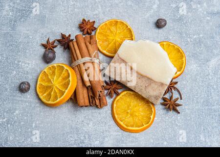 Handgemachte Seife mit Cinamon und Orange. Körper- und Hautpflege. Flach liegend. Zero Waste Konzept Stockfoto