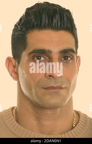 Gesicht der jungen muskulös Persischen Mann an der Kamera auf der Suche Stockfoto