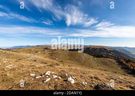 Lessinia Plateau (Altopiano della Lessinia), regionaler Naturpark, Blick vom Gipfel des Corno d'Aquilio, Provinz Verona, Venetien, Italien, EU. Stockfoto