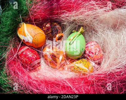 Osterferien. Festival der Ostereier. Schöne bunte ostereier im Nest Stockfoto