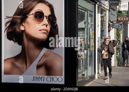 Einkäufer auf der King's Road in Chelsea kommen während der zweiten Sperrung der britischen Coronavirus-Pandemie an geschlossenen Geschäften vorbei, als alle außer wichtigen Einzelhändler und Unternehmen am 13. November 2020 in London, England, nach den Beschränkungen der Regierung geschlossen bleiben. Stockfoto