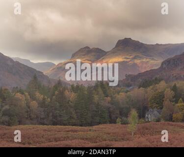 Sonnenlicht auf den Langdale Pikes Stockfoto