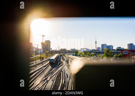 Zug beim Bahnhofseingang in berlin Stockfoto