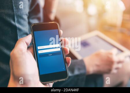 Nahaufnahme Hand halten smatphone mit Anwendung Software Sicherheit Login-Bildschirm. Stockfoto