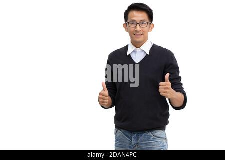 Asiatische Geschäftsmann Daumen nach oben lächelnde Haltung isoliert auf weißem Hintergrund. Stockfoto