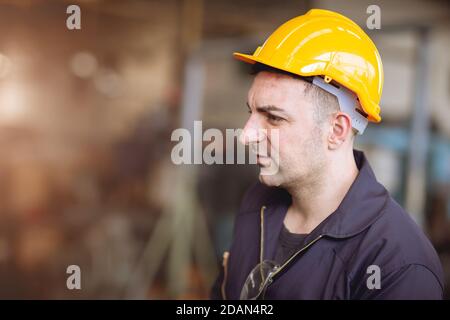 Europäische russische Arbeiter Profil Bild schöner Gentleman Look trägt Helm Sicherheitsanzug Arbeit in der Fabrik. Stockfoto