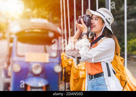 Asiatische Touristen aus Südostasien reisen und fotografieren mit Tuktuk in Chiang Mai, Thailand. Stockfoto