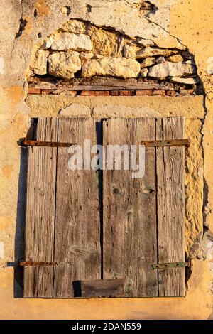 Purano di Valpolicella, eine kleine Stadt mit vielen Gebäuden mittelalterlichen Ursprungs. Stockfoto