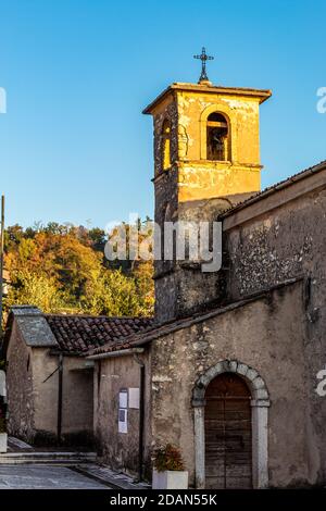 Purano di Valpolicella, eine kleine Stadt mit vielen Gebäuden mittelalterlichen Ursprungs. Stockfoto