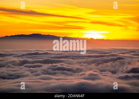 Sonnenuntergang über den Wolken Stockfoto