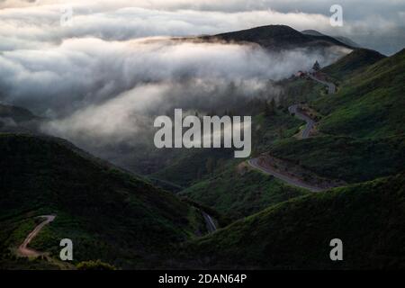 Straße in den Bergen über den Wolken Stockfoto