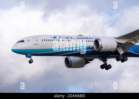 XiamenAir 787-Düsenflugzeug B-7838 bei der Landung auf dem Flughafen London Heathrow, Großbritannien, während der COVID 19-Sperre. Erster Frachtflug von China UK Stockfoto