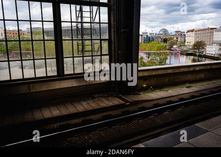 Bahnhof in berlin mit Blick auf den Deutschen bundestag Stockfoto