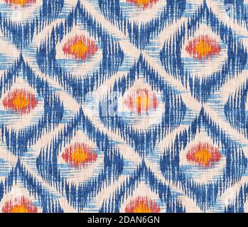 Nahtloses Vintage-Muster im IKAT-Stil. Retro ikat blaues Muster mit Pfauenfedern. Stockfoto