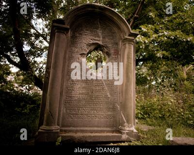 Matzevah (Grabstein) durchbohrt von einer Artilleriegranate während des Zweiten Weltkriegs auf dem Alten Jüdischen Friedhof in Lublin, Polen Stockfoto