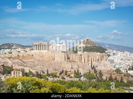 Blick in Athen auf die Akropolis und den Lycabettus-Hügel Die Entfernung Stockfoto