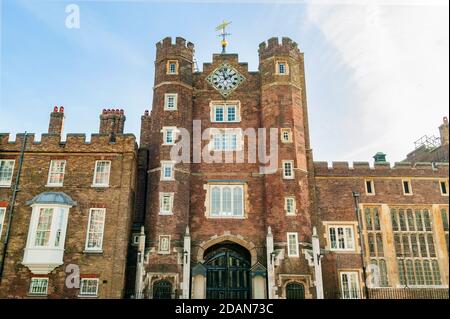 St. James's Palace eine königliche Tudor-Burg, die 1536 erbaut wurde In London England Großbritannien, das ein beliebtes Reiseziel ist Touristenattraktion Wahrzeichen des Cit Stockfoto