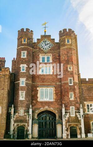 St. James's Palace eine königliche Tudor-Burg, die 1536 erbaut wurde In London England Großbritannien, das ein beliebtes Reiseziel ist Touristenattraktion Wahrzeichen des Cit Stockfoto