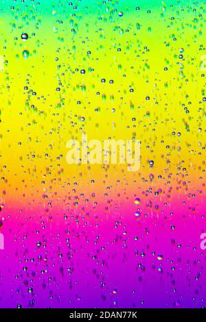 Farbenfroher, abstrakter Hintergrund mit Farbverlauf und Wassertropfen. Makrofotografie Stockfoto