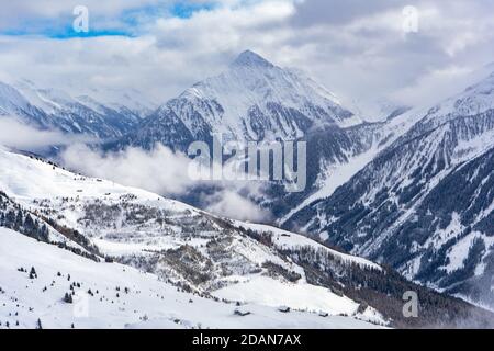 Verschneite Berge im Winter in den alpen Stockfoto