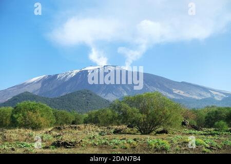 Weißer Rauch von zentralen Krater des Vulkans Ätna ein Wahrzeichen Der Natur in Sizilien und Outdoor-Tourismus Stockfoto