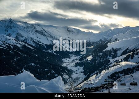 Verschneite Berge im Winter in den alpen Stockfoto