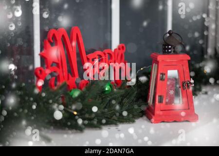 Neujahrsdekor. Holzschild mit der Aufschrift Frohe Weihnachten. Das Konzept des neuen Jahres. Weihnachten Hintergrund. Stockfoto