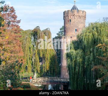 Der alte holländische 'Kruittoren (Pulverturm) im Kronenburgerpark, fotografiert während der Herbstsaison in Nijmegen, Niederlande Stockfoto