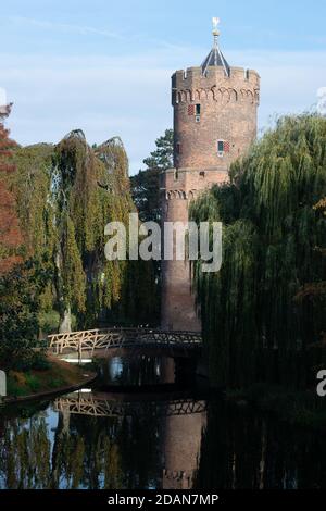 Der alte holländische 'Kruittoren (Pulverturm) im Kronenburgerpark, fotografiert während der Herbstsaison in Nijmegen, Niederlande Stockfoto