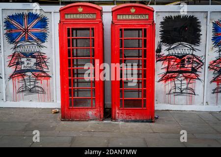 Zwei rote Telefonzellen auf dem Bürgersteig Stockfoto