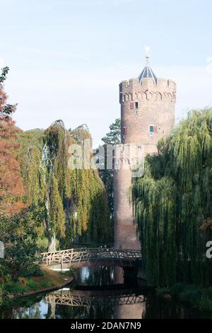 Der alte holländische 'Kruittoren (Pulverturm) im Kronenburgerpark, fotografiert während der Herbstsaison in Nijmegen, Niederlande Stockfoto