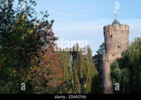 Der alte holländische 'Kruittoren (Pulverturm) im Kronenburgerpark, fotografiert während der Herbstsaison in Nijmegen, Niederlande Stockfoto