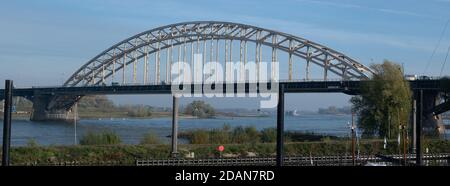 Die berühmte holländische Waalbrücke über den Fluss Waal in Nijmegen, Niederlande Stockfoto