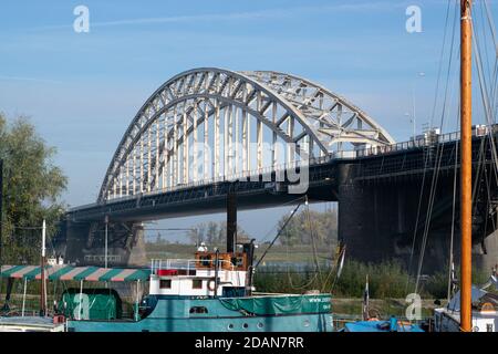 Die berühmte holländische Waalbrücke über den Fluss Waal in Nijmegen, Niederlande Stockfoto