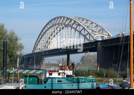 Die berühmte holländische Waalbrücke über den Fluss Waal in Nijmegen, Niederlande Stockfoto