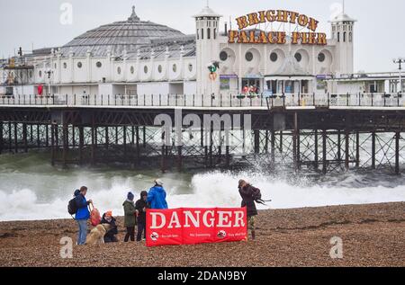 Brighton UK 14. November 2020 - Wellen krachen an einem windigen Tag an der Südküste über Brighton und Strand am Pier : Credit Simon Dack / Alamy Live News Stockfoto