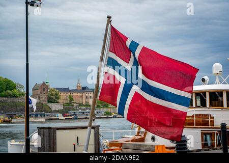 Flagge norwegens vor dem Schloss Stockfoto