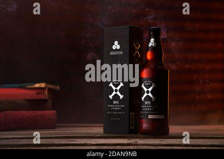 Marston's Limited Edition Flasche konditioniertes IPA Bier auf einem launischen Set mit Fensterlicht, das von der Seite hereinkommt Stockfoto