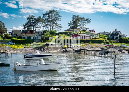 Kleiner Hafen mit Booten in skandinavien Stockfoto