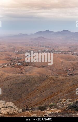 Blick auf das Tal in Bentancuria auf der Insel Fuerteventura in Spanien. Stockfoto