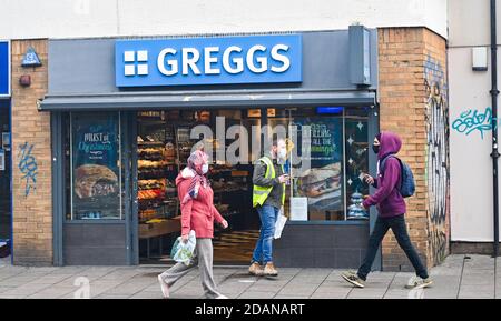 Brighton UK 14. November 2020 - EIN Greggs The Bakers Takeaway in London Road, Brighton als das Unternehmen kündigt mehr als 800 Arbeitsplätze gehen wegen der Coronavirus COVID-19 Lockdown Beschränkungen Umsatz beeinflussen : Credit Simon Dack / Alamy Live News Stockfoto