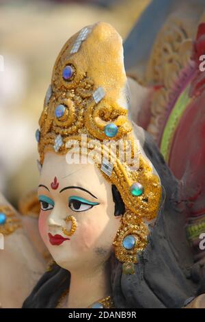 Anlässlich Deepawali Terrakotta Diya, Gott & Göttin, Tiere, Vögel werden von Händlern in offenen Markets.People durch diese Artikel zu dekorieren & zu feiern verkauft. Stockfoto