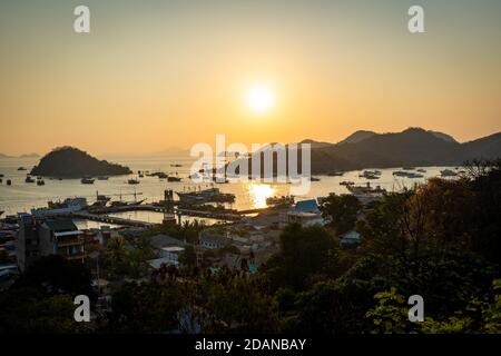 Sonnenuntergang über der indonesischen Stadt labuan bajo Stockfoto