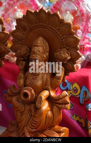 Anlässlich Deepawali Terrakotta Diya, Gott & Göttin, Tiere, Vögel werden von Händlern in offenen Markets.People durch diese Artikel zu dekorieren & zu feiern verkauft. Stockfoto