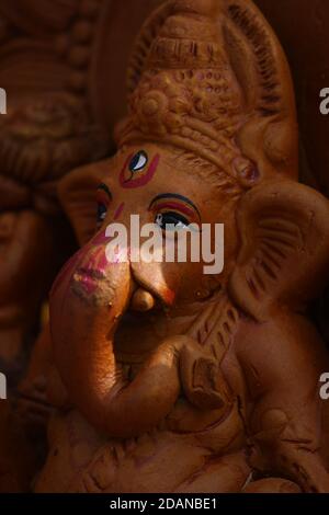 Anlässlich Deepawali Terrakotta Diya, Gott & Göttin, Tiere, Vögel werden von Händlern in offenen Markets.People durch diese Artikel zu dekorieren & zu feiern verkauft. Stockfoto