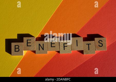 Benefits, Wort in hölzernen Buchstaben auf buntem Hintergrund isoliert Stockfoto