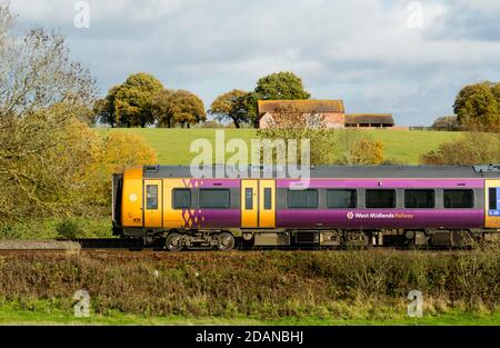 West Midlands Railway Klasse 172 Dieselzug im Herbst, Warwickshire, Großbritannien Stockfoto